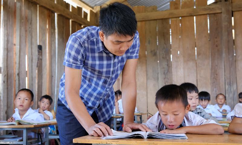 Thầy giáo Hoàng Văn Ngọc đã có 7 năm gắn bó với Điểm trường ở Tiểu khu 179
