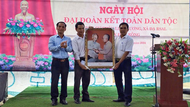 Đồng chí Đa Cát Vinh - Phó Chủ tịch HĐND tỉnh tặng bức ảnh Bác Hồ với Bác Tôn cho cán bộ và Nhân dân thôn Liên Hương