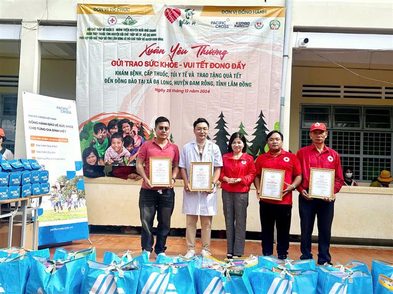 Đồng chí Phó Chủ tịch Hội Chữ thập đỏ tỉnh trao thư cảm ơn cho các nhà tài trợ
