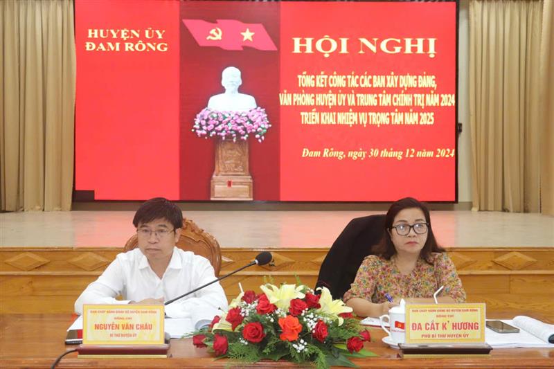 Đồng chí Nguyễn Văn Châu và đồng chí Đa Cắt K' Hương chủ trì hội nghị