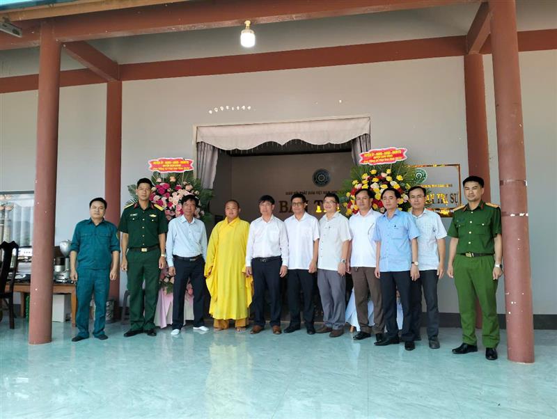 Đoàn công tác của đồng chí Bí thư Huyện ủy thăm và chúc mừng Ban Trị sự Phật giáo huyện và chùa Quang Đức, xã Đạ Rsal