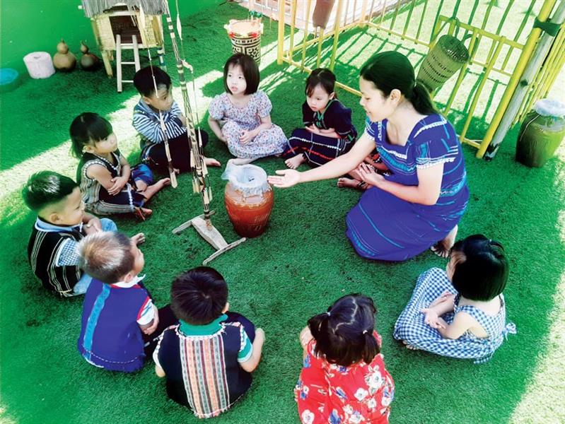 Cô giáo Rô Tơ tổ chức mô hình hoạt động xã hội cho trẻ