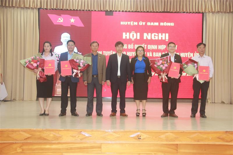 Lãnh đạo huyện trao quyết định bổ nhiệm và tặng hoa chúc mừng lãnh đạo Ban Tuyên giáo và Dân vận Huyện ủy