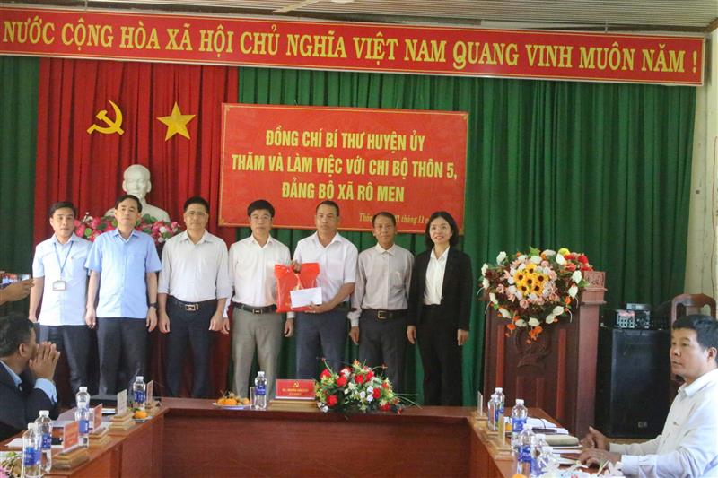 Đoàn công tác tặng quà cho Chi bộ, đảng viên thôn 5, xã Rô Men