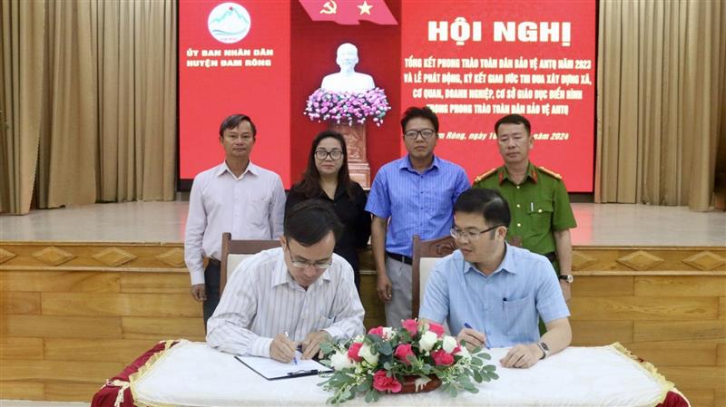 Ký kết giao ước thi đua xây dựng diển hình trong phong trào Toàn dân bảo vệ an ninh Tổ quốc năm 2024