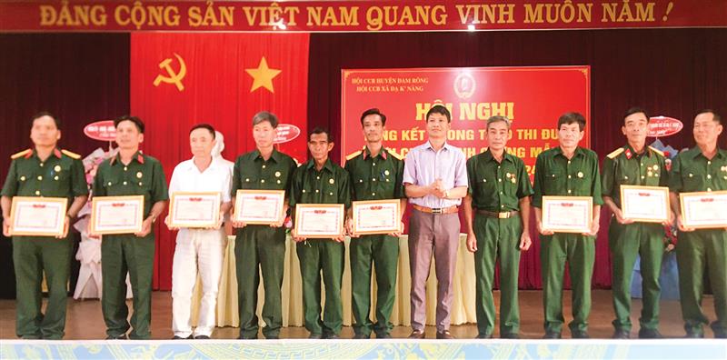 Nhiều tập thể, cá nhân Hội CCB Đạ K’nàng được địa phương và Hội CCB huyện khen thưởng trong Phong trào thi đua CCB gương mẫu