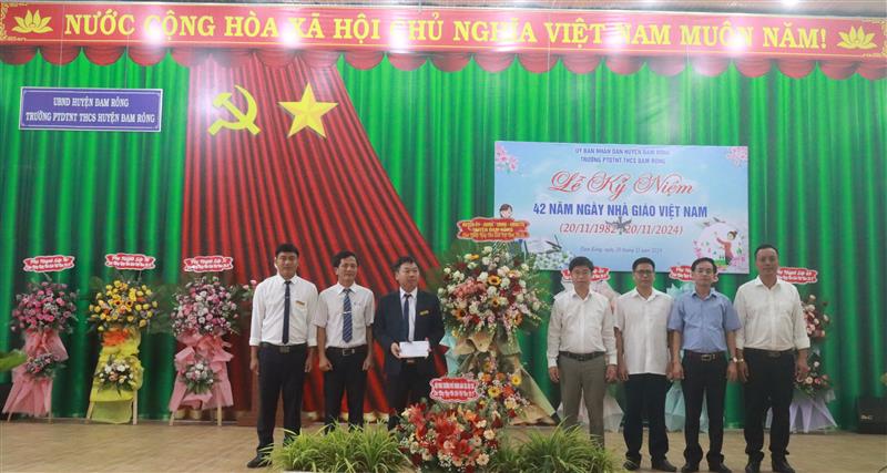 Bí thư Huyện ủy Nguyễn Văn Châu tặng hoa chúc mừng Trường PTDTNT - THCS Đam Rông