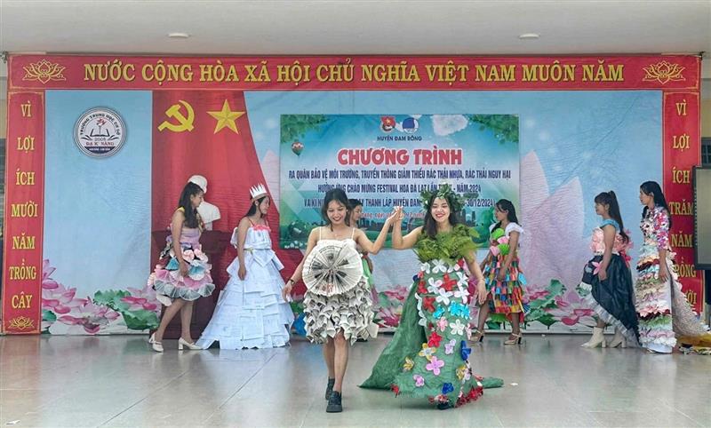 Thanh niên trình diễn thời trang tái chế