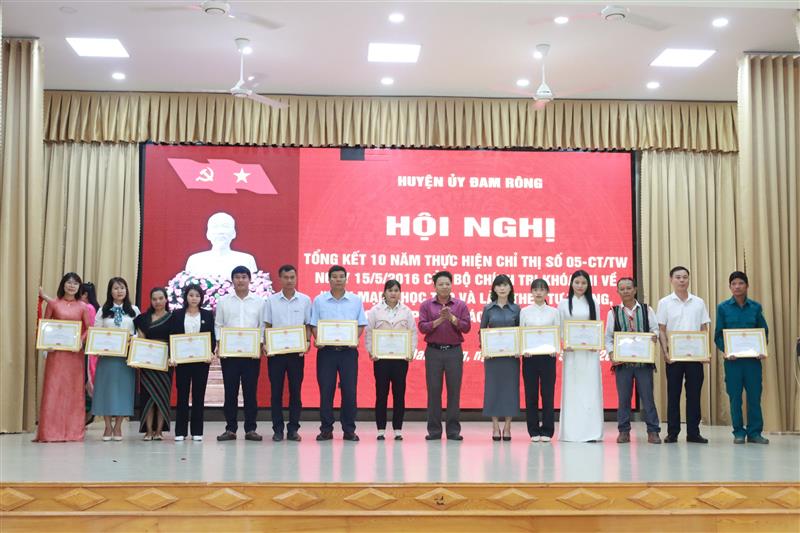 Đồng chí Khổng Hữu Kiên - Phó Chủ tịch HĐND huyện trao tặng giấy khen cho 18 cá nhân có thành tích tiêu biểu
