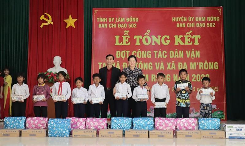 Đại diện lãnh đạo Sở Lao động Thương binh và Xã hội tỉnh và Hội Chữ thập đỏ tỉnh tặng quà hỗ trợ 10 em học sinh có hoàn cảnh khó khăn trên địa bàn 2 xã Đạ Tông và Đạ M’Rông