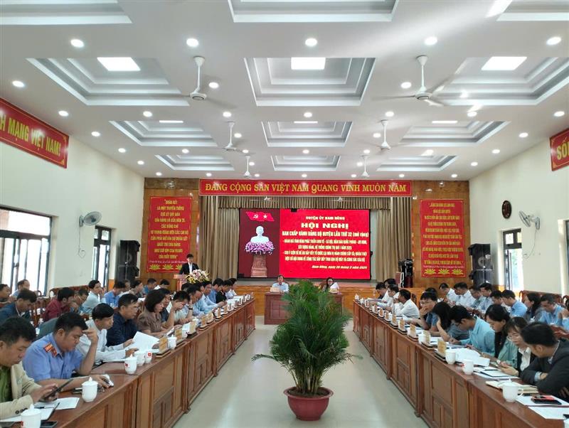 Đồng chí Bí thư Huyện ủy phát biểu tại Hội Nghị