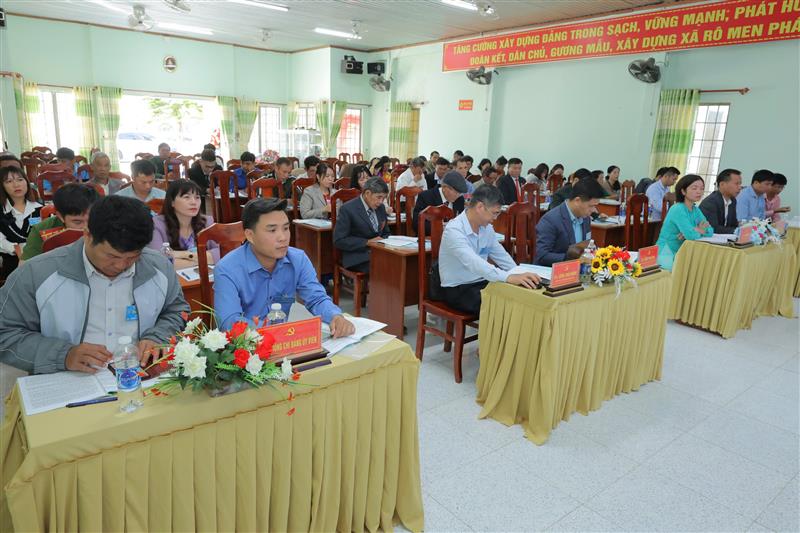 Các đại biểu tham dự Đại hội chi bộ thôn 1, xã Rô Men