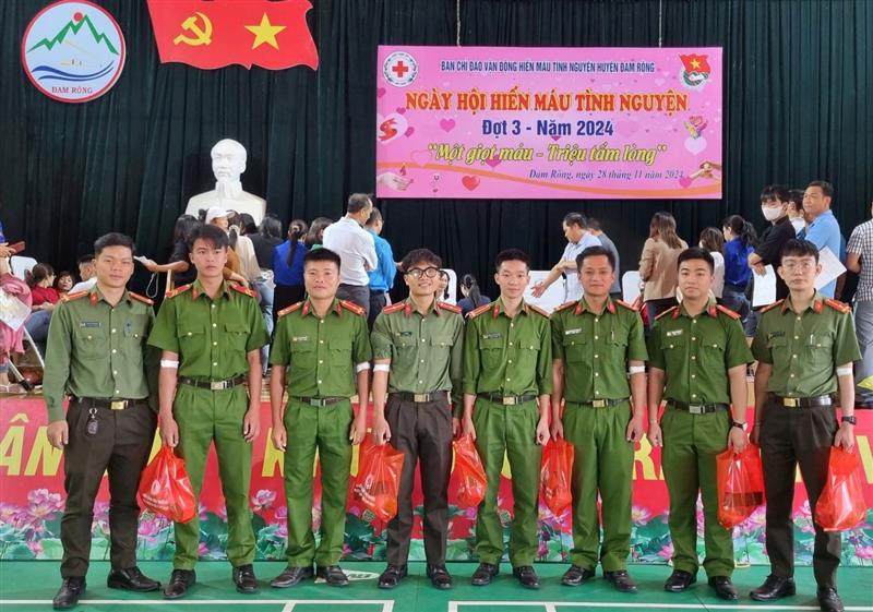 Đoàn viên chi đoàn Công an huyện tích cực hưởng ứng ngày hội