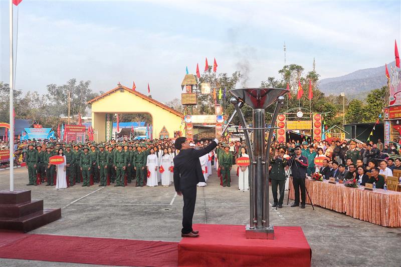 Đồng chí Nguyễn Văn Châu - Bí thư Huyện ủy thắp lửa đài truyền thống khích lệ thanh niên lên đường nhập ngũ