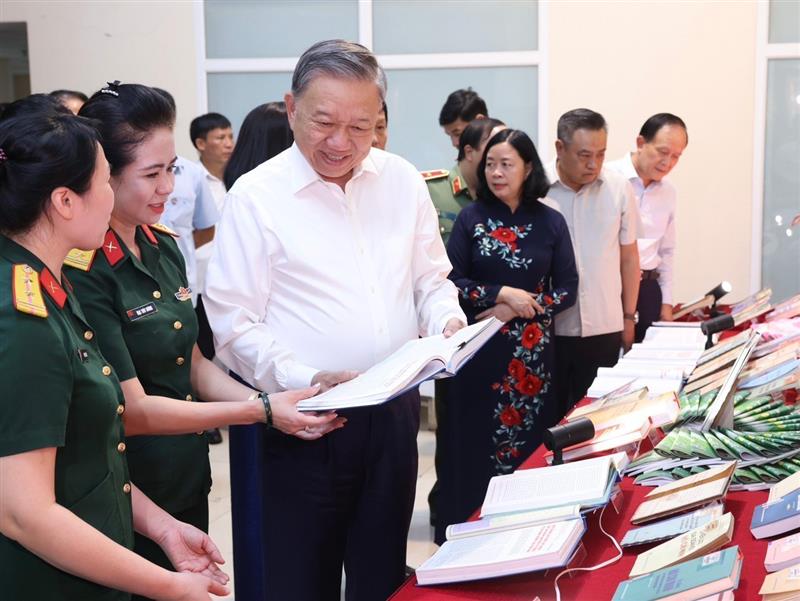 Đại tướng Tô Lâm, Uỷ viên Bộ Chính trị, Chủ tịch nước dự Ngày hội toàn dân bảo vệ an ninh Tổ quốc năm 2024 tại phường Cửa Đông, quận Hoàn Kiếm, thành phố Hà Nội, ngày 2-8-2024