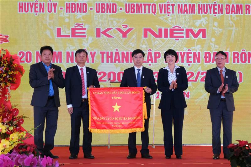 Đồng chí Phạm Thị Phúc - Phó Bí thư Tỉnh ủy tặng Cờ thi đua cho Nhân dân và cán bộ huyện Đam Rông