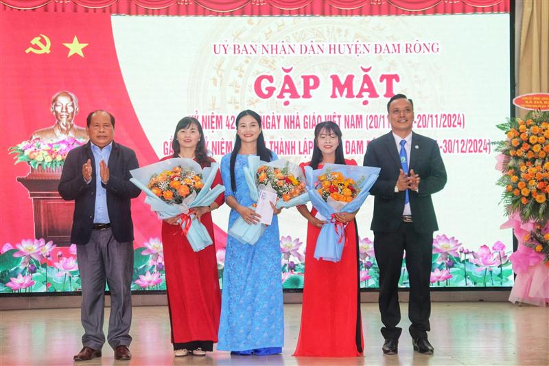 Đồng chí Liêng Hót Ha Hai - UV BTV Huyện ủy, Phó Chủ tịch UBND huyện và đồng chí Âu Văn Nghị - Huyện ủy viên, Trường Phòng GD&ĐT tặng hóa chúc mừng các nhà giáo tiêu biểu