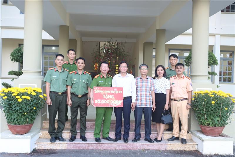 Đồng chí Nguyễn Văn Lộc - Bí thư Huyện ủy Đam Rông tặng quà, chúc tết cán bộ, chiến sĩ Công an huyện