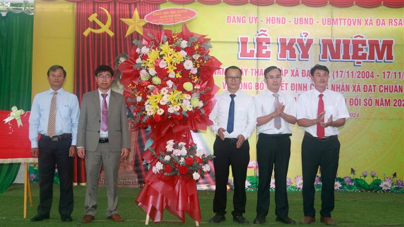 Đồng chí Nguyễn Văn Châu - Bí thư Huyện ủy cùng đồng chí Trương Hữu Đồng - Chủ tịch UBND huyện tặng hoa chúc mừng cán bộ và Nhân dân xã Đạ R’sal