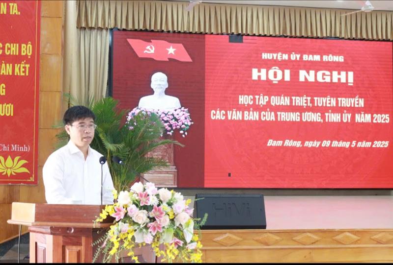 Đồng chí Nguyễn Văn Châu - Bí thư Huyện ủy quán triệt tại hội nhị