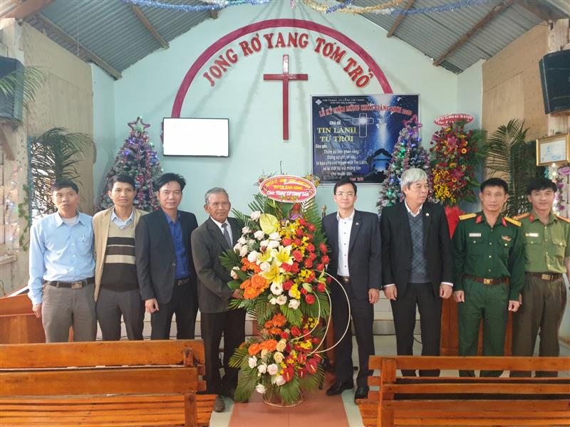 Lãnh đạo Huyện ủy, Hội đồng nhân dân, Ủy ban nhân dân, Ủy ban Mặt trận Tổ quốc Việt Nam huyện đã tổ chức thăm và chúc mừng Lễ Giáng sinh tại một số cơ sở sinh hoạt tôn giáo trên địa bàn huyện.