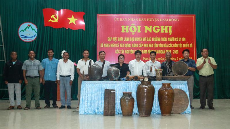 Đồng chí Nguyễn Văn Châu - Bí thư Huyện ủy cùng các đồng chí lãnh đạo huyện tuyên dương nhiều cán bộ, người dân đã hiến tặng hiện vật trưng bày tại Khu bảo tồn văn hóa