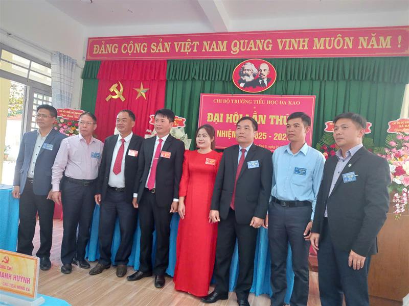 Các đồng chí trong Ban Thường vụ Huyện ủy và Thường trực Đảng ủy xã Đạ Tông chụp hình lưu niệm cùng các đồng chí trong cấp ủy khóa mới trường Tiểu học Đa Kao