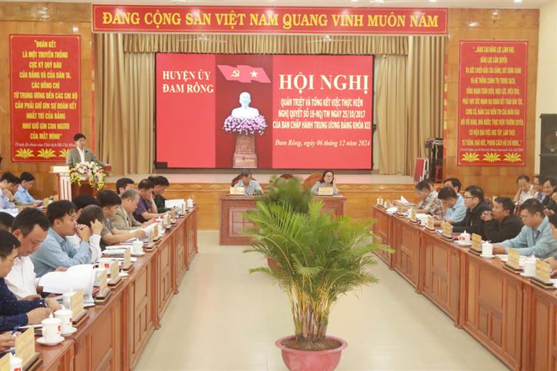 Các đại biểu tham dự Hội nghị Ban Chấp hành Đảng bộ huyện lần thứ 28