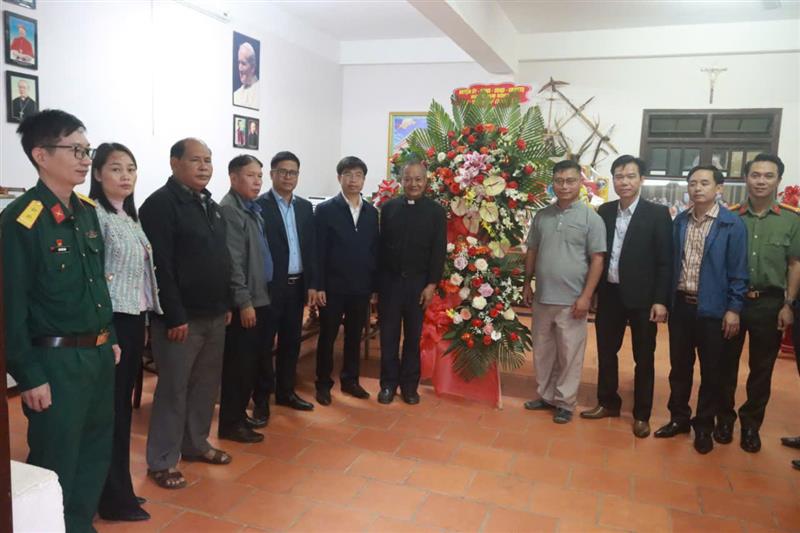 Đồng chí Bí thư Huyện ủy và Đoàn công tác đến thăm và tặng hoa chúc mừng Giáo hạt Đạ Tông