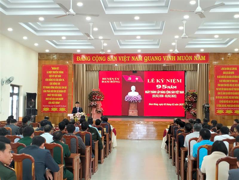 Đồng chí Nguyễn Văn Châu - Bí thư Huyện ủy quán triệt và triển khai bài viết _Rạng rỡ Việt Nam_ của Tổng Bí thư Tô Lâm