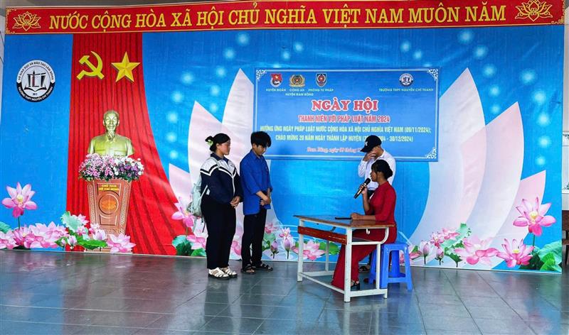 Các đội thi thể hiện phần thi Tiểu phẩm tại Ngày hội