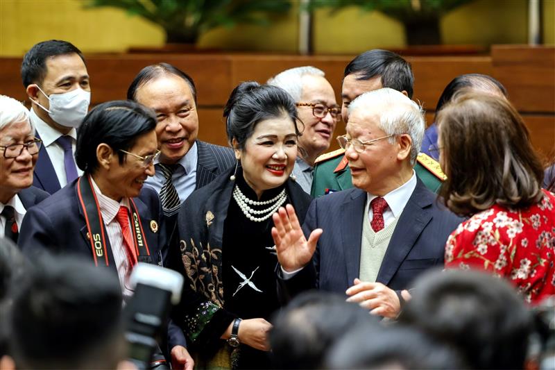 Tổng Bí thư Nguyễn Phú Trọng trò chuyện với các đại biểu tham dự Hội nghị văn hóa toàn quốc tổ chức sáng 24-11 tại Nhà Quốc hội - Ảnh: NGUYỄN KHÁNH