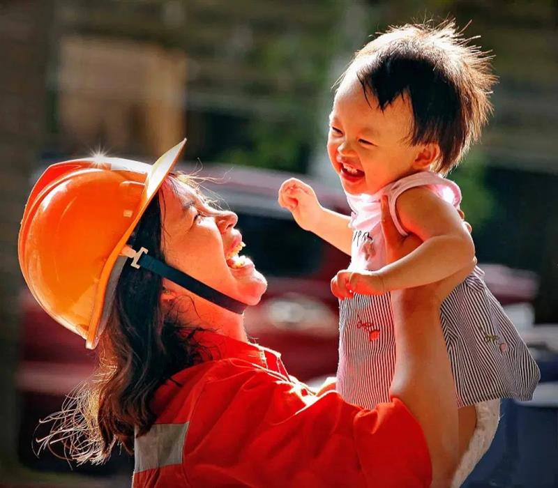 Những thành tựu phát triển kinh tế thị trường định hướng xã hội chủ nghĩa ở Việt Nam đã đem lại những kết quả vượt bậc về tăng trưởng kinh tế đi đôi thực hiện tiến bộ xã hội (Trong ảnh: Hạnh phúc sau giờ tan ca). (Nguồn: nhiepanhdoisong.vn)