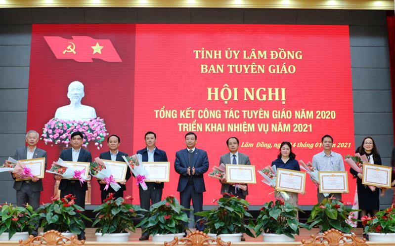 Trưởng ban Tuyên giáo Tỉnh ủy Bùi Thắng trao giấy khen cho 8 đơn vị có thành tích xuất sắc trong công tác tuyên truyền đại hội Đảng các cấp nhiệm kỳ 2020 - 2025. Ảnh: Nguyễn Nghĩa