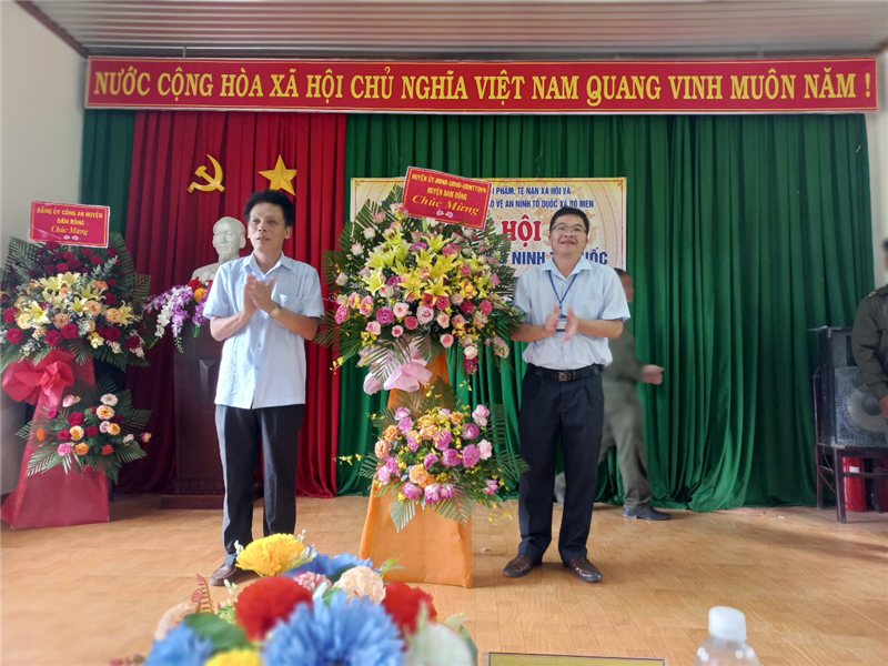 Đ/c Trần Đức Tâm - Huyện ủy viên, Phó Chủ tịch Ủy ban nhân dân huyện Đam Rông thay mặt Huyện ủy - Hội đồng nhân dân - Ủy ban nhân dân - Ủy ban Mặt trận Tổ quốc Việt Nam huyện tặng hoa chúc mừng Ngày hội.