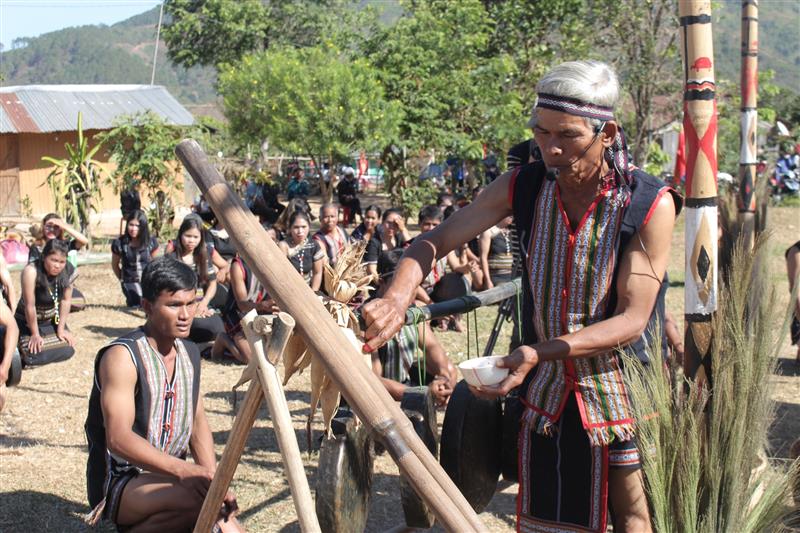 Bôi máu vật hiến sinh lên cây nêu