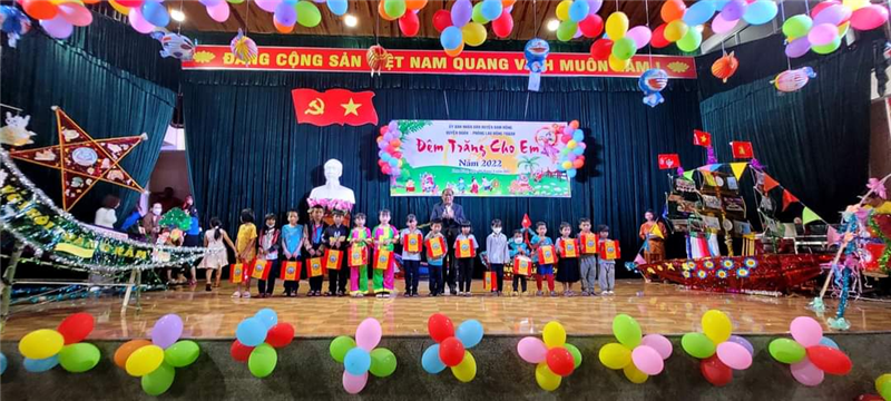 Đồng chí Liêng Hót Ha Hai - Ủy viên Ban Thường vụ Huyện Ủy, Phó Chủ tịch Ủy ban nhân dân huyện Đam Rông trao quà Trung thu cho các em thiếu nhi có hoàn cảnh khó khăn