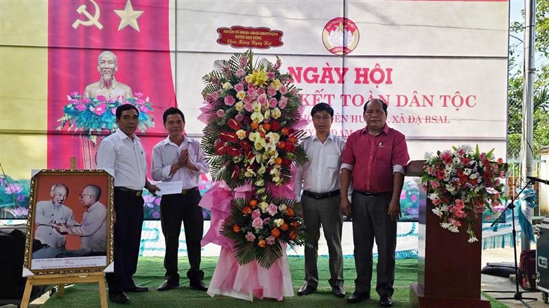Đồng chí Nguyễn Văn Châu - Bí thư Huyện ủy và các đồng chí Ban Thường vụ Huyện ủy Đam Rông tặng hoa chúc mừng