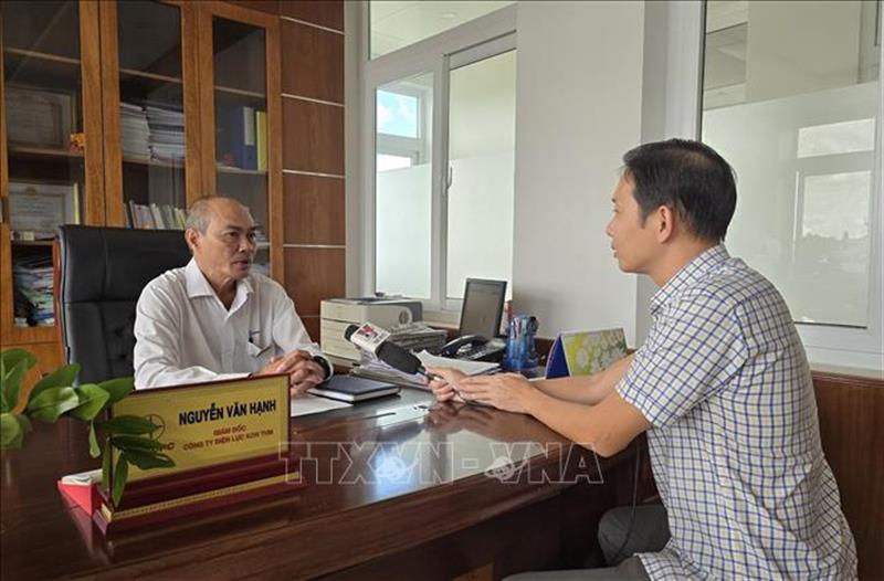 Ông Nguyễn Văn Hạnh, Bí thư Đảng ủy, Giám đốc Công ty Điện lực Kon Tum trả lời phỏng vấn của TTXVN. (Ảnh: TTXVN)