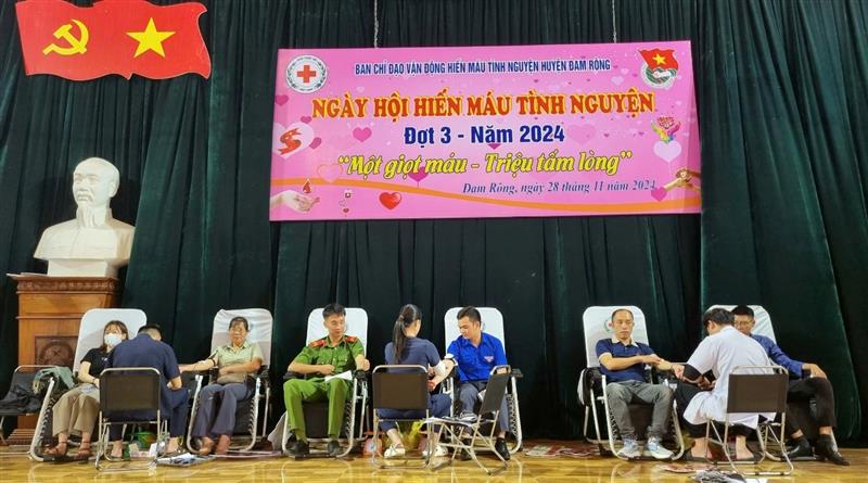 Cán bộ, công chức, người dân tích cực tham gia ngày hội