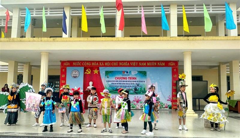 Các em thiếu nhi trình diễn thời trang tái chế