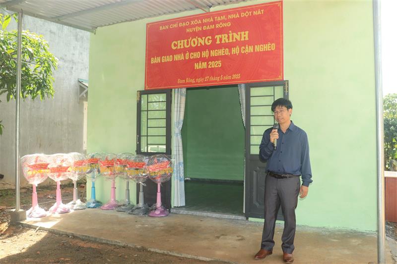 Đồng chí Nguyễn Văn Châu - Bí thư Huyện ủy phát biểu tại lễ bàn giao nhà