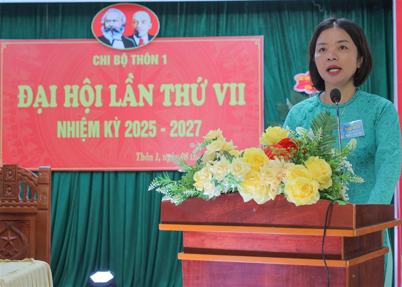 Đồng chí Phan Thị Cẩm - Huyện ủy viên, Bí thư Đảng ủy xã Rô Men phát biểu chỉ đạo đại hội