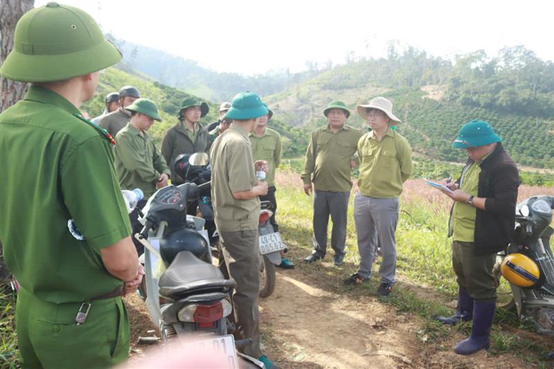 Đồng chí Nguyễn Văn Châu - Bí thư Huyện ủy chỉ đạo lực lượng chức năng cần tăng cường tuần tra, kiểm soát để kịp thời phát hiện và xử lý các vụ vi phạm Luật Lâm nghiệp