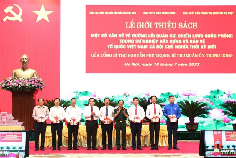 Trao sách “Một số vấn đề về đường lối quân sự, chiến lược quốc phòng trong sự nghiệp xây dựng và bảo vệ Tổ quốc Việt Nam xã hội chủ nghĩa thời kỳ mới” của Tổng Bí thư Nguyễn Phú Trọng tặng đại biểu các bộ, ban, ngành.