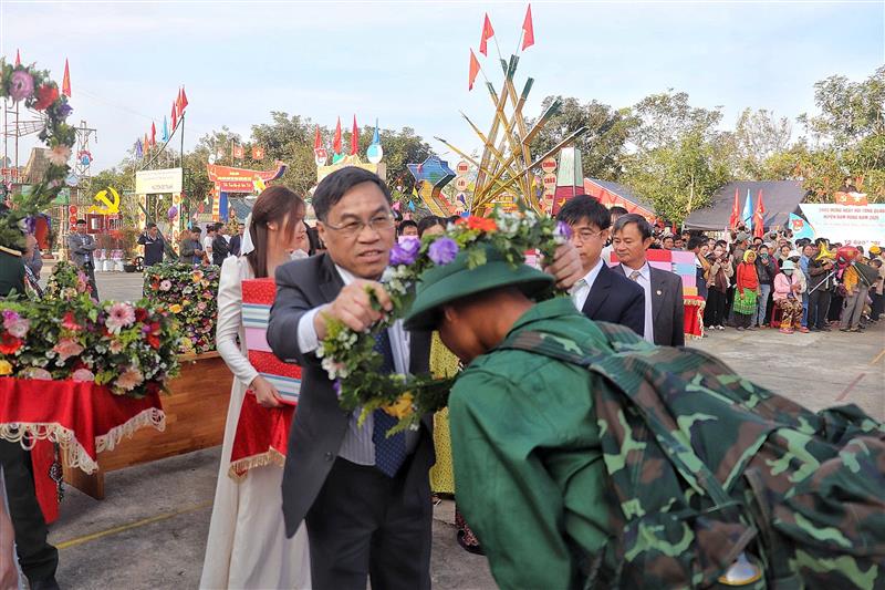Đồng chí Võ Ngọc Hiệp - UVBTV Tỉnh ủy, Phó Chủ tịch UBND tỉnh Lâm Đồng tặng hoa chúc mừng, động viên tác tân binh