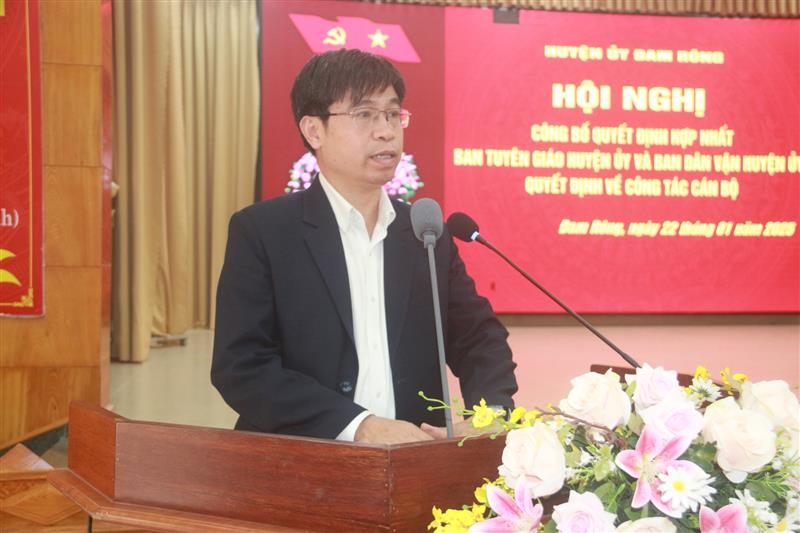 Đồng chí Bí thư Huyện ủy phát biểu tại Hội nghị