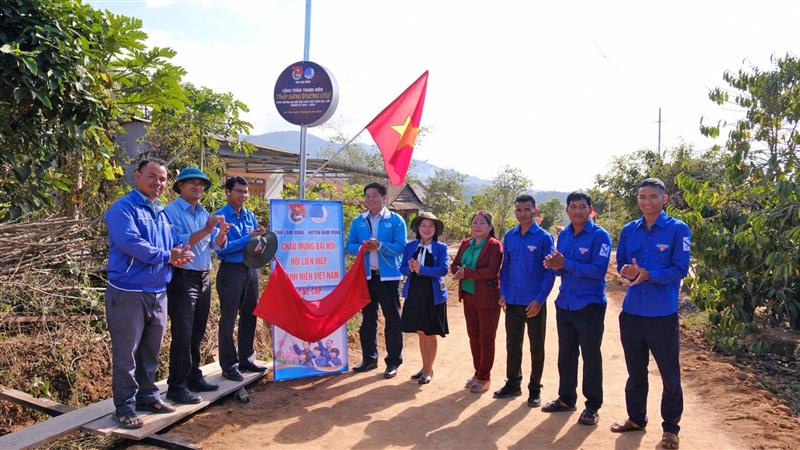Trao tặng công trình Thắp sáng đường quê tại thôn Đạ Kao