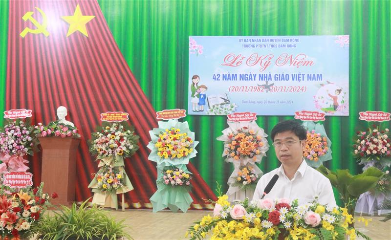 Đồng chí Nguyễn Văn Châu - Bí thư Huyện ủy phát biểu chúc mừng