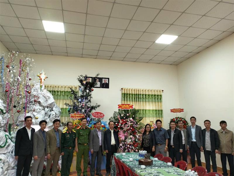 Đồng chí Chủ tịch UBND huyện và Đoàn công tác đến thăm và tặng hoa chúc mừng Giáo xứ Phi Liêng